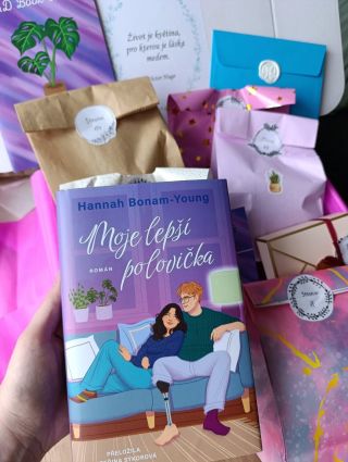 Jedna z nejlepších knih tohoto roku. 💜 I obsahem, i vizuálně...no koukněte na tu ořízku a barvy. 🤩 www.jadbookclub.com