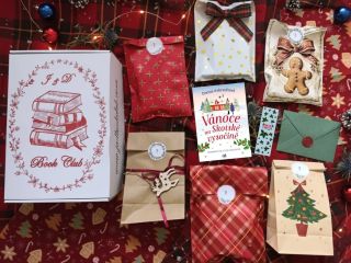 Novinka od velmi oblíbené autorky @donnaashcroftauthor Vám vykouzlí tu pravou vánoční atmosféru! 😍 Kniha, dárky ladící s...