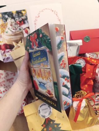 Slovenské a anglické boxy s Manhattanem odeslané! 🥳 Dnes posíláme české. 🎄 www.jadbookclub.com